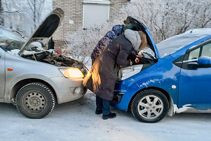 Офицер Росгвардии помог автолюбительнице в Абакане